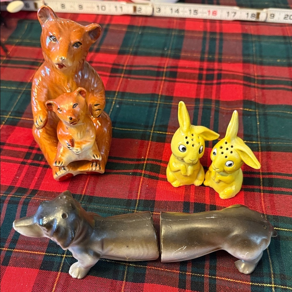 Vintage lot Salt and Pepper shakers Animal Figurines Bears,Rabbits, Weiner dog - Picture 1 of 10